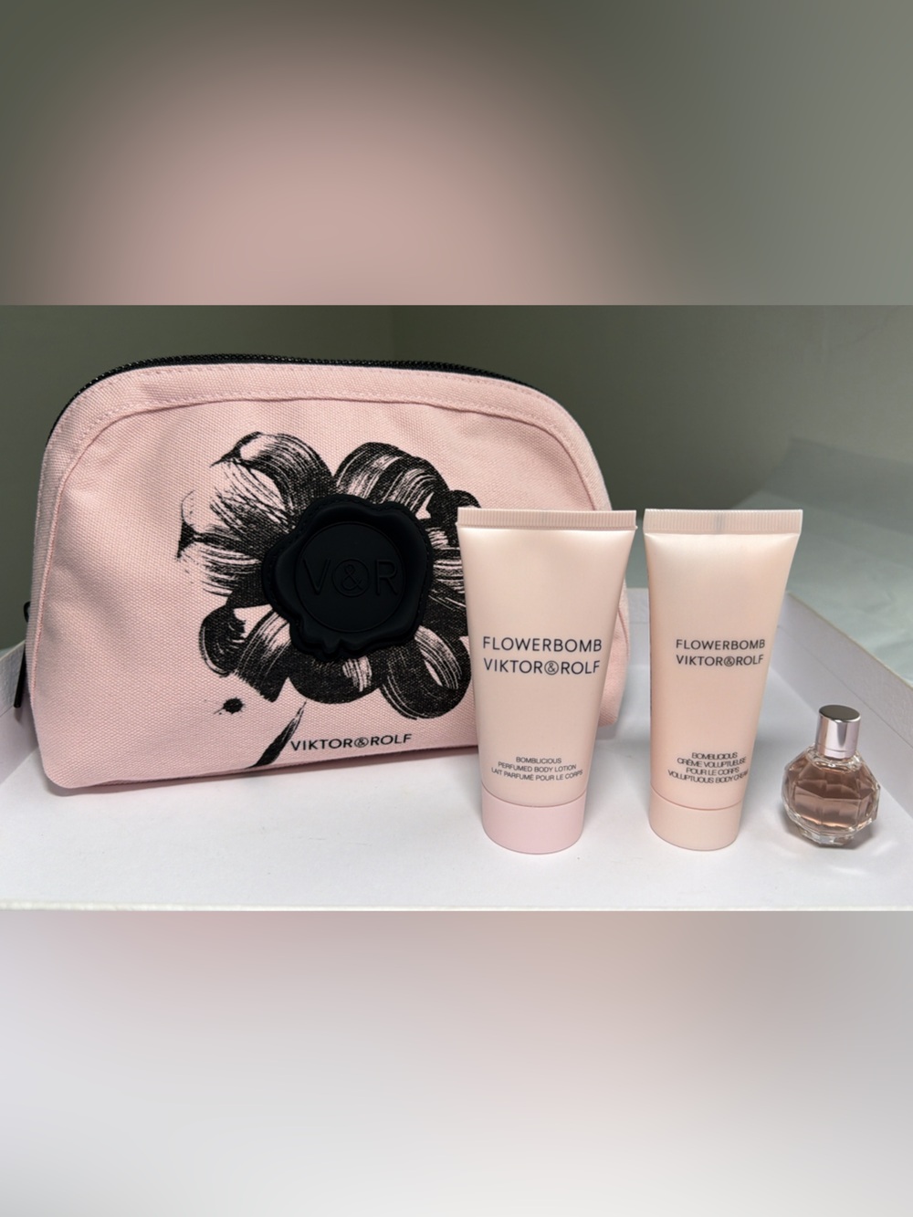 NewViktor & Rolf Flowerbomb Soft Pink pouch Travel size Beauty Set